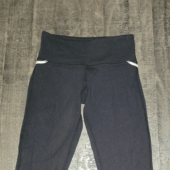 Lululemon Wunder Under Crops - Picture 2 of 4